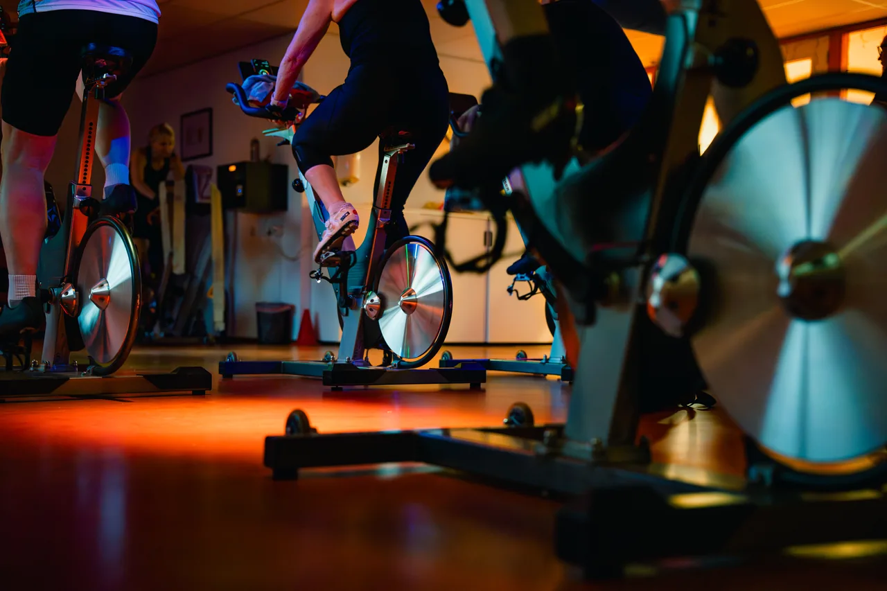 Spinningfietsen tijdens een groepsles