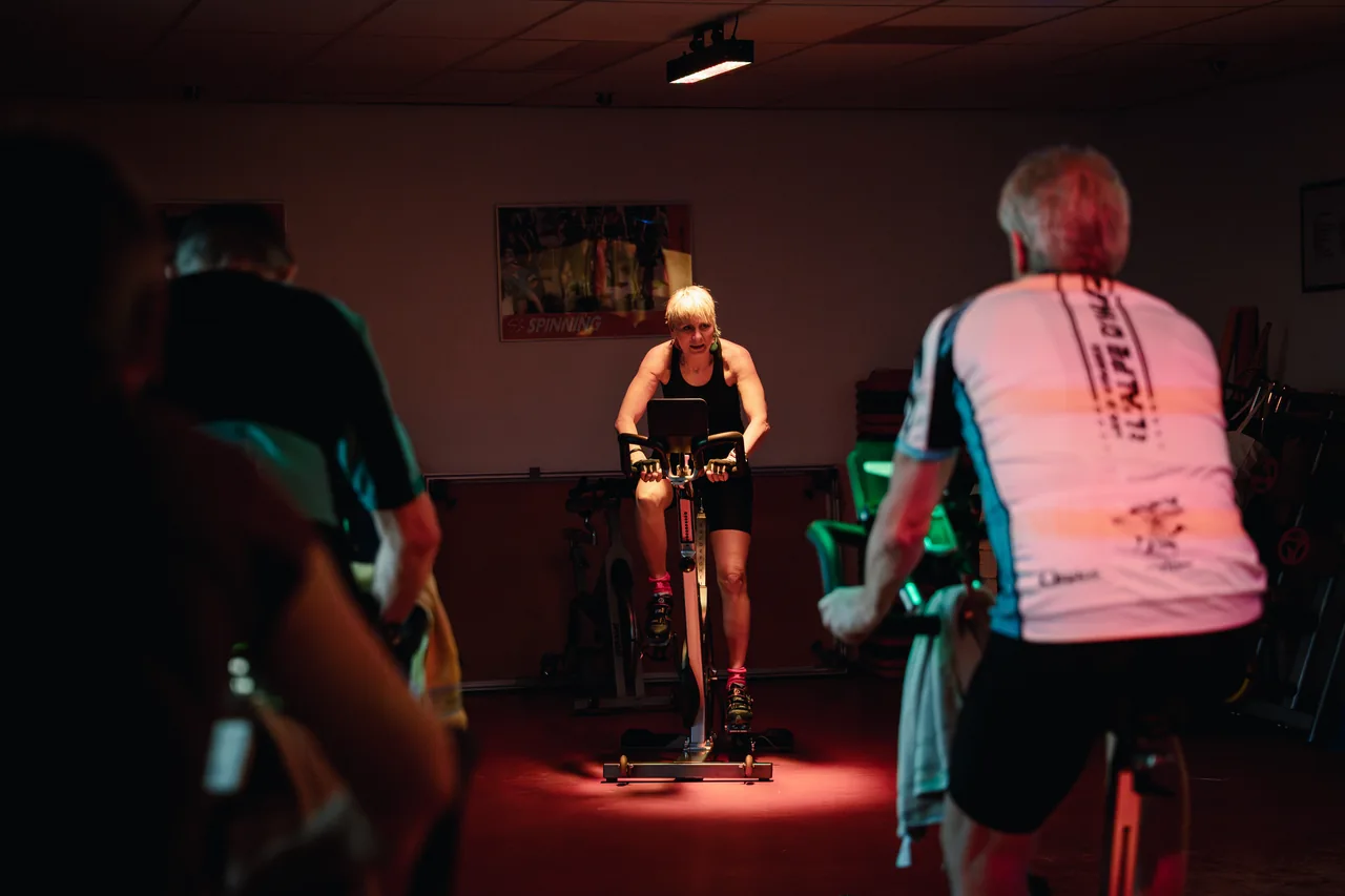 De spinningzaal tijdens een groepsles