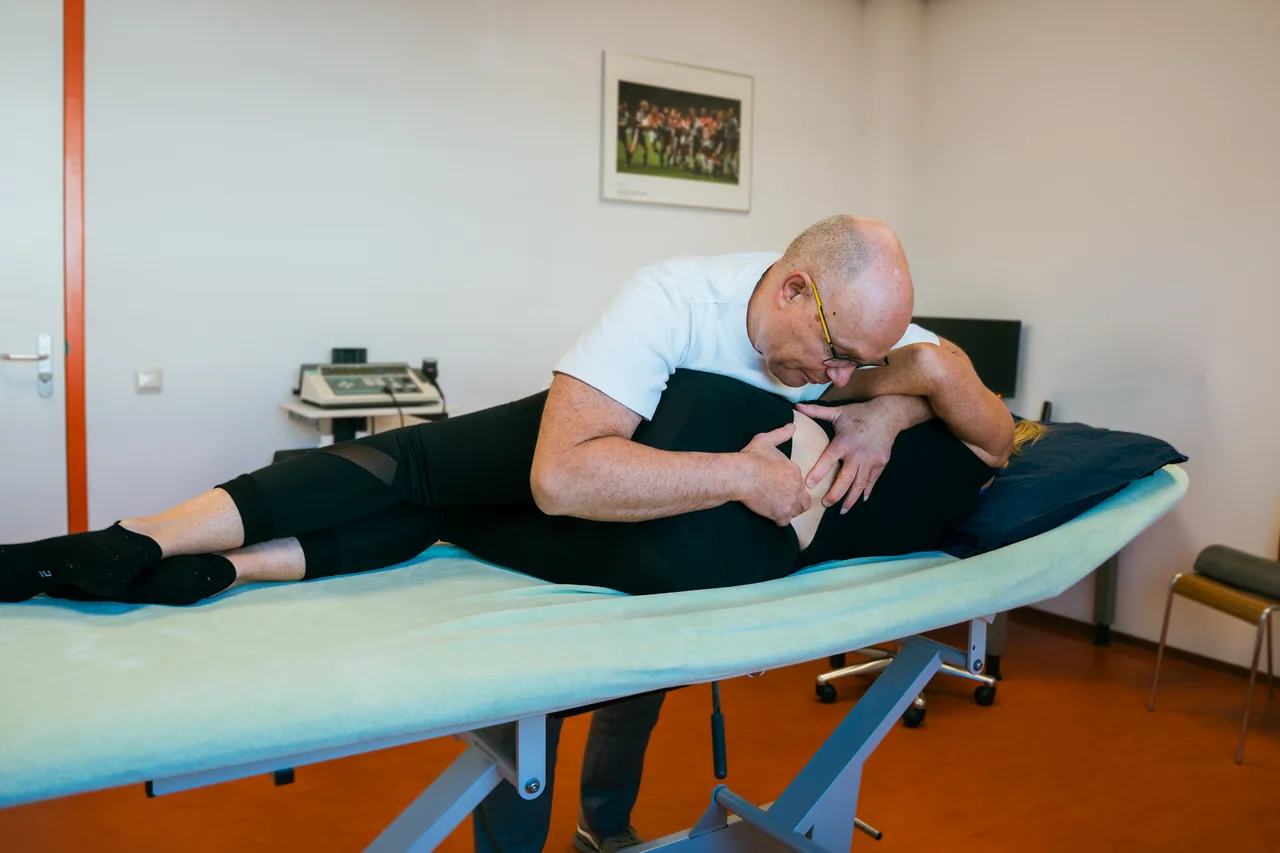Een behandeling in de fysiotherapiekamer