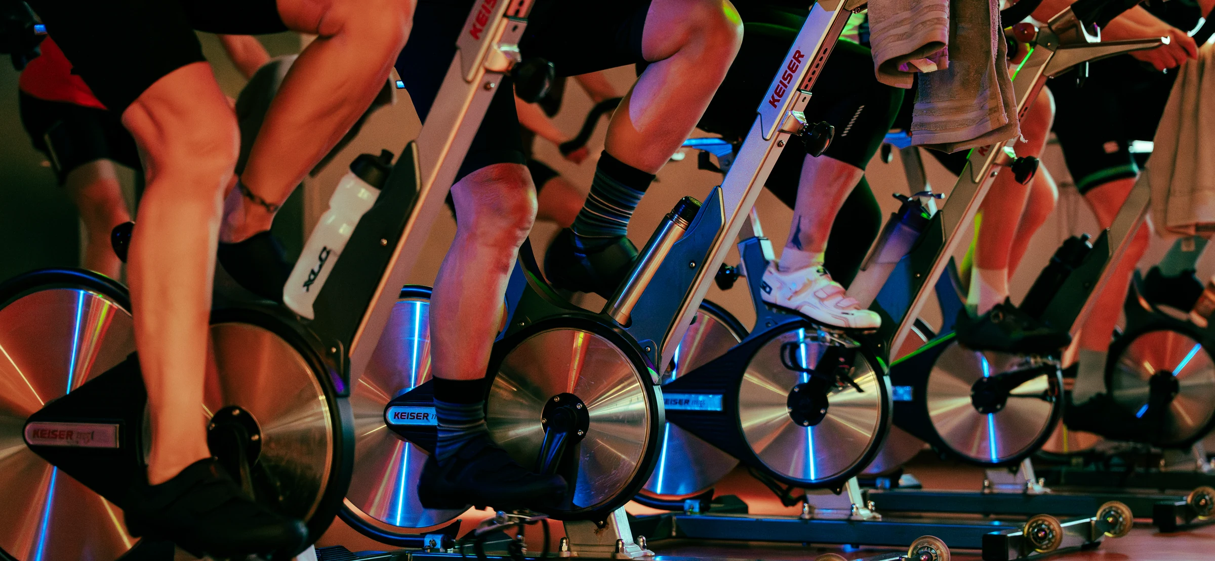 Samen sporten tijdens een spinningles bij Balanz